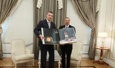 Vitalı Kliçko İlham Əliyevə nadir kitab hədiyyə etdi - FOTO