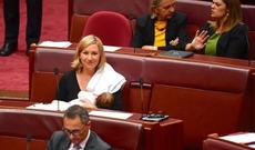 Deputat parlamentdə sinəsini açıb uşaq əmizdirdi - FOTO