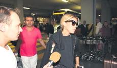 Məşhur müğənni jurnalistlərə hücum etdi