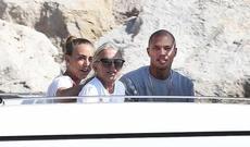 Milyarder qızı sevgilisini anası ilə tanış etdi