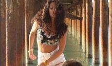 Dilarə yenə ingilis dilində oxudu