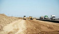 Üstündən asfaltdöşəyən maşın keçdi, sağ qaldı - Video