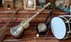 Fiziki məhdudiyyətli usta tək əllə musiqi alətləri düzəldir (VİDEO)