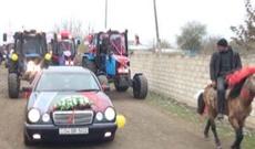 Ağcabədidə qeyri-adi toy - Bəy maşınını traktor karvanı müşayiət etdi+ Video