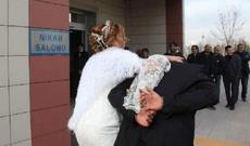 Gəlin bəyin qolunu qandallayıb nikah masasına oturtdu