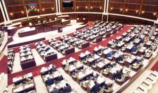 Deputatların maaşları 800 manat artırıldı