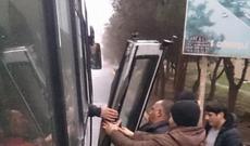 Bakıda sərnişinlə dolu avtobusun qapısı yola düşdü