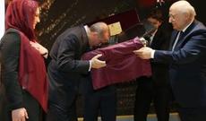 Azərbaycanlı doktorant Ərdoğana  “Qurani-Kərim” hədiyyə edib
