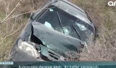 Avtomobil dərəyə aşdı, 2 yaralı
