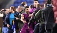 Aquera meydana girən azarkeşi vurdu - Video