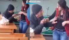 Ofisiant qız yaşlı kişinin seksual hərəkətinə etiraz etmədi-VİDEO
