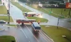 Yük maşını avtobusu ikiyə böldü-VİDEO