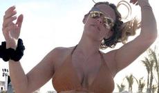 Şou ulduzu üç uşaqlı futbolçu ilə yaşayır