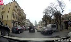 Yağışlı yolda yük maşını faciəyə səbəb olacaqdı - Video