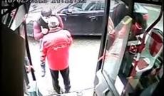 Bakıda sürücünü təhqir edib, üzünə tüpürdü - Video