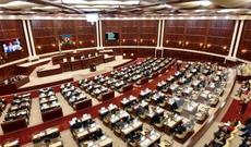 Azərbaycanlı aparıcını tanımadığı kişi küçənin ortasında döyüb