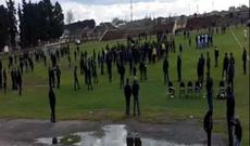 Azarkeşlər stadiona girib hakimi qovdu-Video