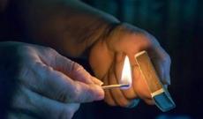 Qadının üzərinə benzin töküb yandırmaq istədi