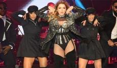 Hadisə biabırçı geyimdə səhnəyə çıxdı -fotolar