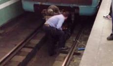 Bakı metrosunda şok olay: telefonu relsin üzərinə düşən sərnişin...
