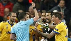 "Yuventus"un qapıçısını meydandan qovan hakim təhdid edilir