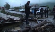 Zaqatalada güclü leysan yağıb: sel avtomobili aparıb