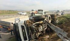 Hacıqabulda yük maşını aşdı, 30 ton sement yola dağıldı