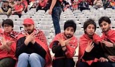 Qadınlar kişi paltarında stadiona girdi