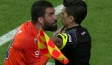 Arda Turan hakimi itələdi, meydandan qovuldu - Video