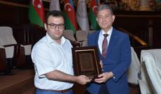 Tarix İnstitutu akademik Akif Əlizadəyə “Gənclərin dostu” mükafatını təqdim etdi