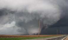 ABŞ-da dağıdıcı tornado-video