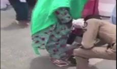 Polis ayaqqabısını çəkməsi cırılmış qadın zəvvara verərək özü ayaqyalın qaldı... - VİDEO