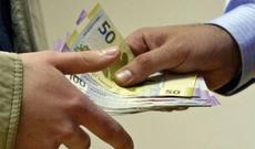 Azərbaycanda yüksək vəzifəli məmur rüşvət alarkən tutuldu, işdən qovuldu