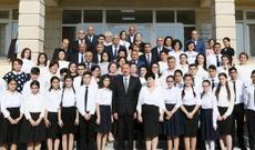 İlham Əliyev yeni məktəbin açılışında iştirak edib