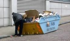 Tanınmış rəssam 7 ildir yediyi qidaları zibillikdən toplayır