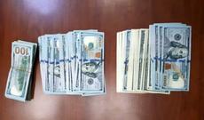 Külli miqdarda xarici valyutanı gizlədərək keçirmək istədi