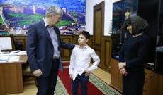 9 yaşlı süpürgəçi oğlana ev bağışladılar