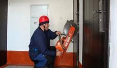 Mənzildə köməksiz qalan xilas edilib