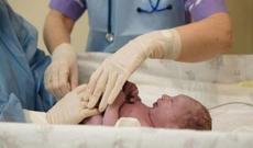 Hamilə olduğunu 9-cu ayda öyrəndi, 1 gün sonra ana oldu