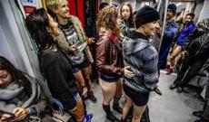 Nyu-York metrosunda aksiya — Şalvarını çıxaran vaqona mindi