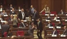 Ermənistan parlamentində deputatlar arasında dava düşüb- VİDEO
