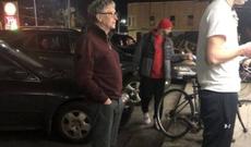 Milyader hamburger növbəsində görüntülənib