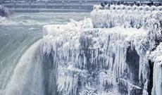 Niaqara şəlaləsi güclü şaxta səbəbindən donub