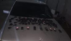 Avtomobilin salonunda və vətəndaşın üzərində gizlədilən mobil telefonlar və aksesuarları aşkarlanıb