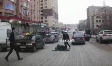Bakıda qadın özünü maşının altına atdı - VİDEO
