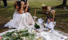 Nişanlısının məzarına gəlinlikdə gəldi