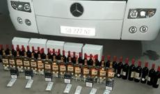 Avtomobildə gizlədilmiş spirtli içkilər və siqaretlər aşkarlanıb