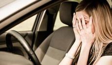 Azərbaycanda qadının sürdüyü avtomobil su kanalına "uçdu" - VİDEO