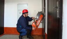 Qapı arxasında qalan 2 nəfər azyaşlı xilas edilib