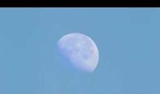 Ayın ətrafında açıq-aydın yadplanetli gəmi göründü — VİDEO